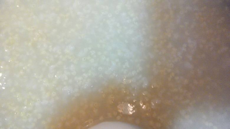皮蛋蔬菜粥,我是大米和小米按照1:1的比例搭配的~在电高压锅简单方便~