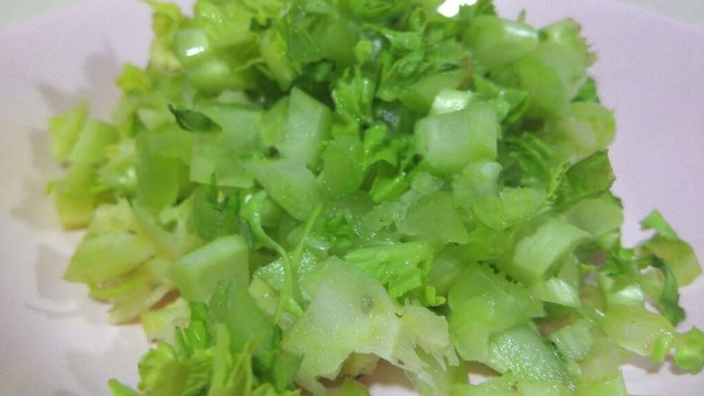 皮蛋蔬菜粥,蔬菜切碎~