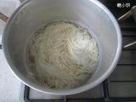 焖肉面,煮面(用苏式的细面最好)~用煮肉的酱油汁调个面汤~撒一把葱花儿~可以再搁一点儿猪油~码上肉片即可