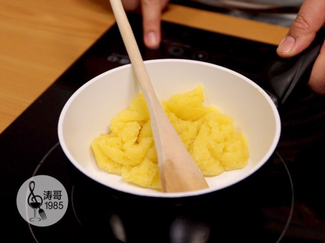 让世上没有难做的泡芙,搅拌几分钟,看到面团表面光滑成团就可以关火了