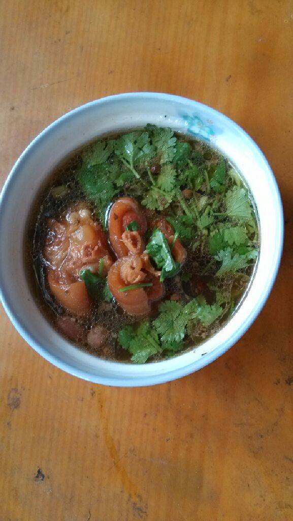 黄豆花生焖猪蹄,锅里加油,油烧6成热放冰糖待冰糖起泡放入猪蹄翻炒.再放入醋.大料翻炒加水放入黄豆花生.