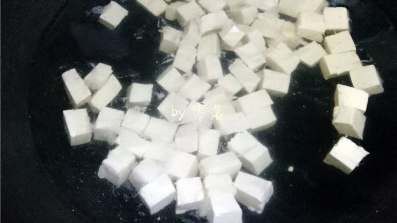 叉烧酱豆腐,放入豆腐汆烫几分钟;