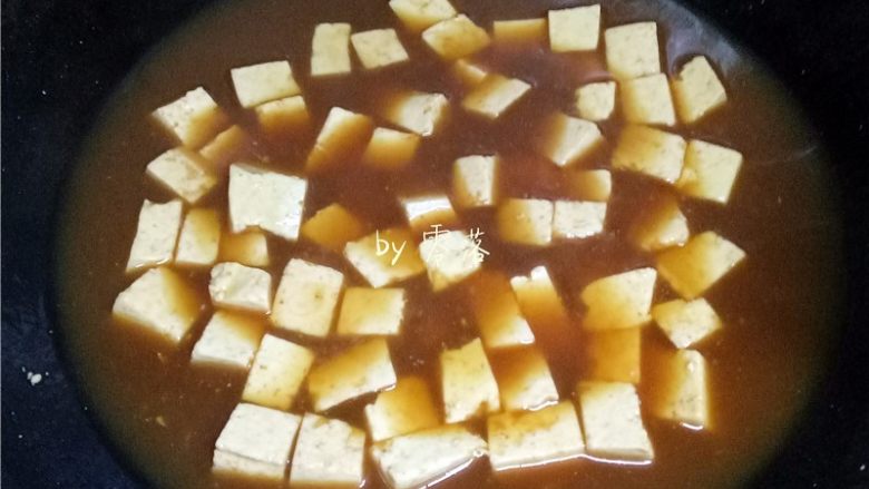 叉烧酱豆腐,淋入适量<a style='color:red;display:inline-block;' href='/shicai/ 788'>生抽</a>,调入适量盐,搅拌均匀;