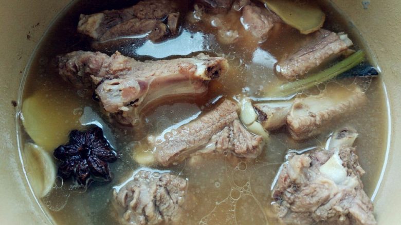 蒜香排骨,完成后将排骨取出。为了效果，我只取净排做蒜香味儿的，其他边角的排骨，用来做炖菜也不错