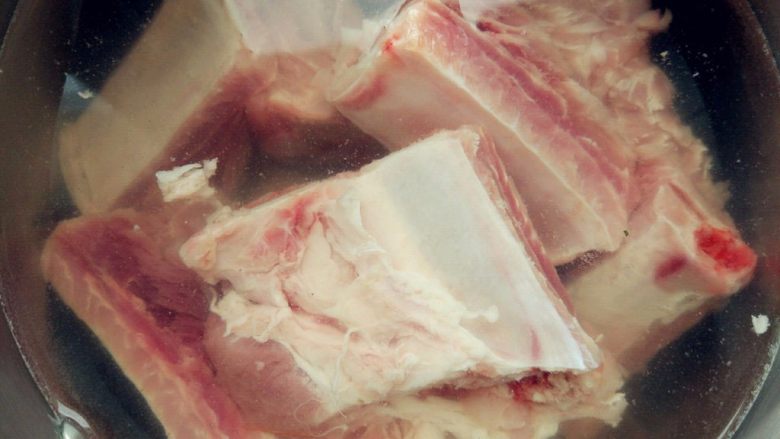 蒜香排骨,<a style='color:red;display:inline-block;' href='/shicai/ 434'>排骨</a>斩段，泡去血水，焯水后沥净备用