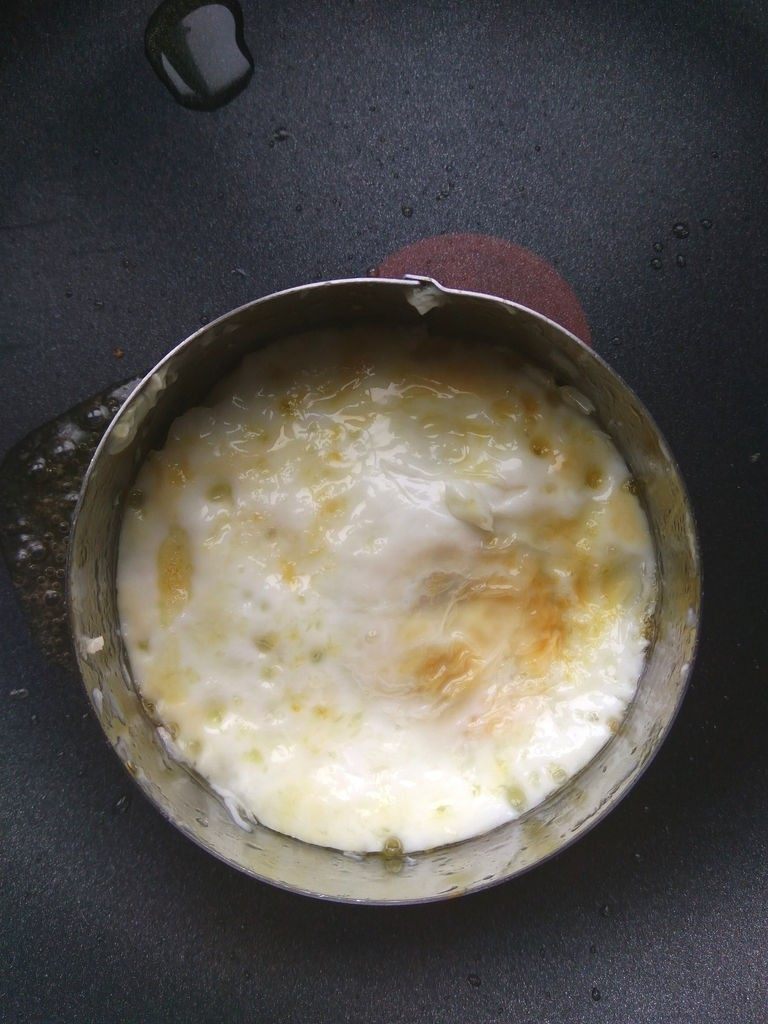 小熊米汉堡,七八成熟后,用锅铲小心翻面,牙签沿模具内沿划一圈,让鸡蛋压着虾落到底部,把虾煎熟