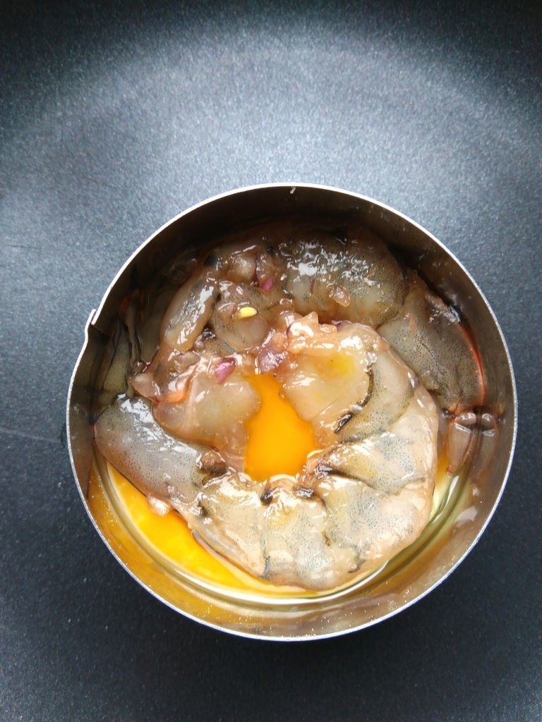 小熊米汉堡, 底部基本凝固后,将两只虾头尾相接,摆在鸡蛋上