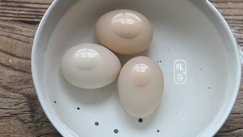鸡蛋花糖水,鸡蛋捞起放到冷水里;