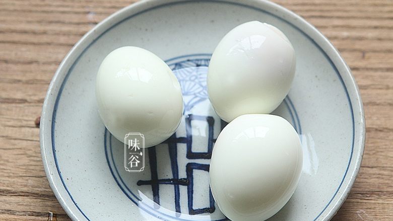 鸡蛋花糖水,过完冷水比较容易剥壳;