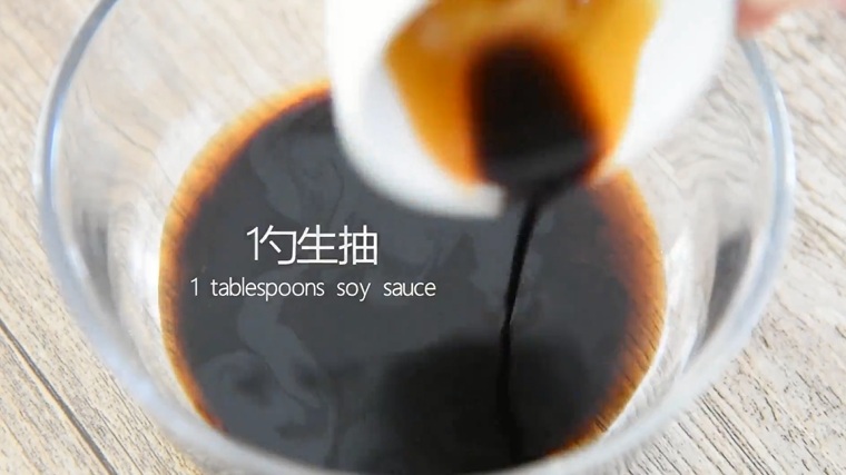“虎皮青椒”美味又下饭,上桌分分钟变光盘,倒入一勺生抽、一勺香醋、一茶匙糖、一茶匙盐