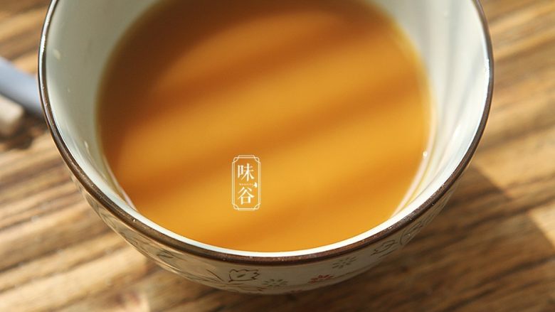 釀尖椒,放入少许水搅拌均匀调好半碗淀粉水;
