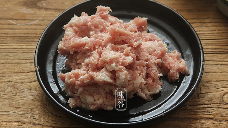 釀尖椒,猪肉清洗干净后剁碎;