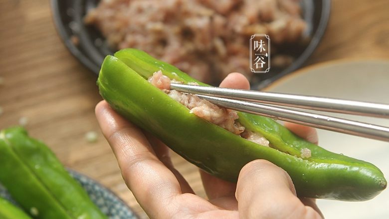 釀尖椒,把肉酿进青椒里;