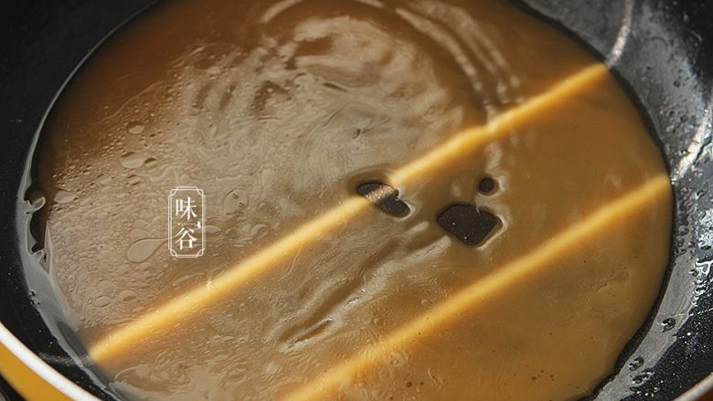 釀尖椒,收干水后把尖椒装好在盆里,把刚才调的淀粉水倒入锅内煮芡汁;