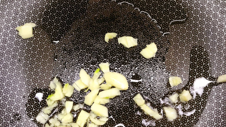 青瓜炒意面,锅中放少许油，炒香