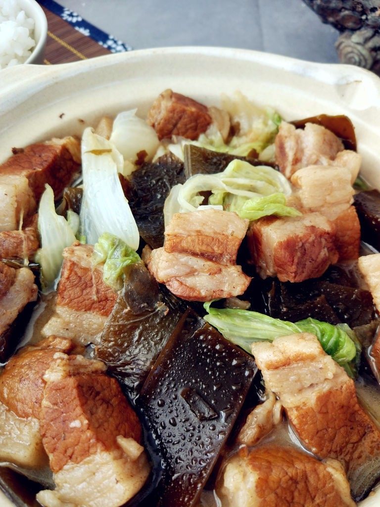 白菜海带烧五花肉,最后收汤的时候,要尝一下汤味咸淡再加盐。因为不同海带自身盐度不同。我用的海带是之前蒸到半熟后,冷冻在冰箱里的。随取随用很方便