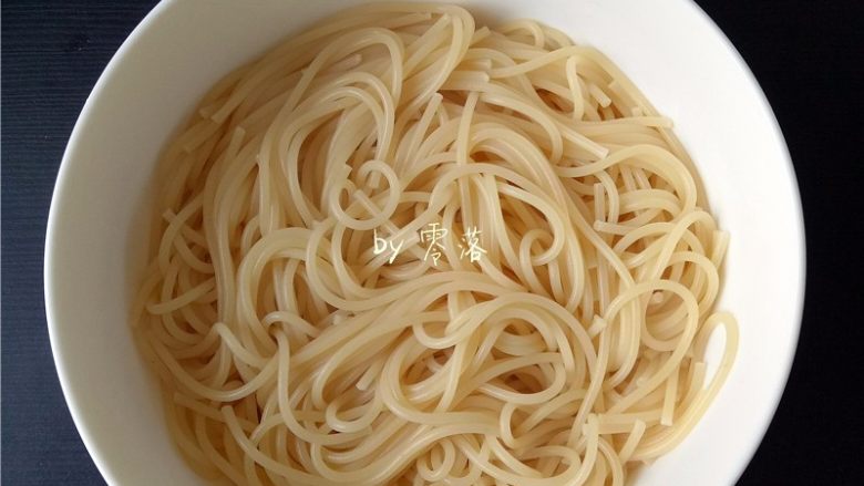 水波蛋意面,将意面捞出;