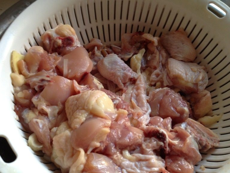 贵州辣子鸡,如图鸡洗净切块,先用一大勺酒和适量盐腌一会去腥。