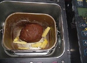 杏仁可可吐司,和面结束,加入黄油粒,再启动一个15分钟的和面程序