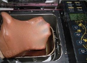 杏仁可可吐司,检查面团情况,到完全阶段拉出手套模。如果没到程度可再启动次和面程序