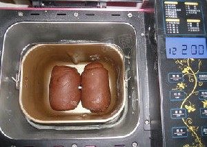 杏仁可可吐司,半两个卷好的面团放入面包桶,启动发酵程序