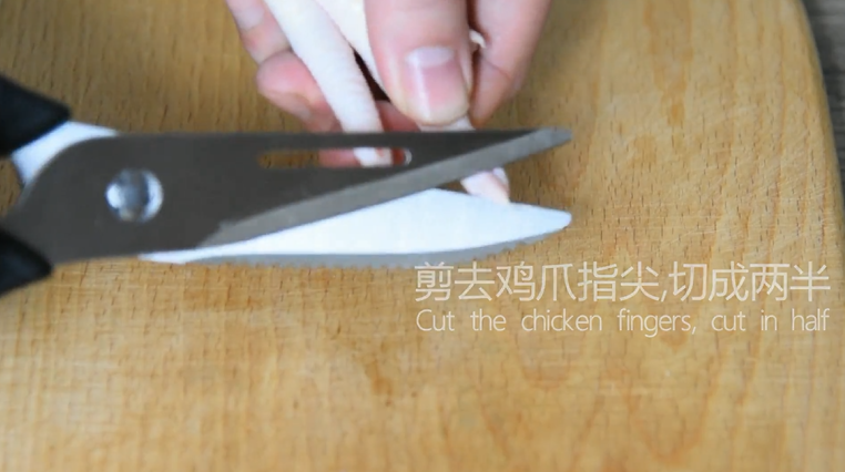 茶餐厅的厨师是怎么做豆豉凤爪的?,鸡爪洗净后剪去指尖