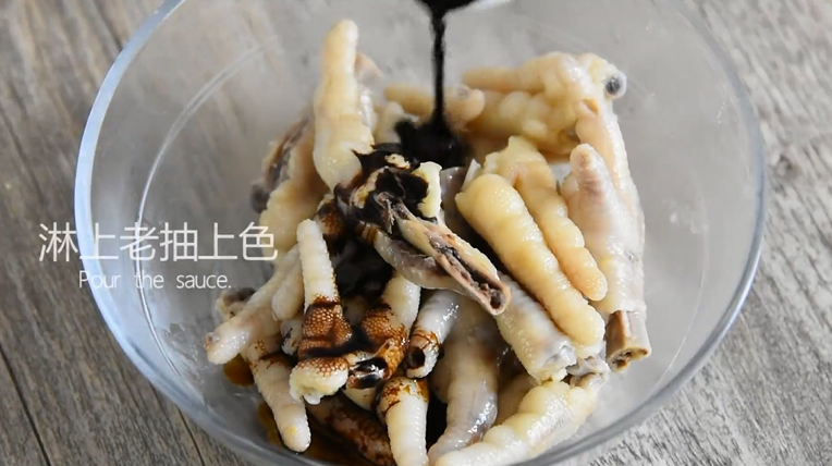 茶餐厅的厨师是怎么做豆豉凤爪的?,淋上老抽拌匀上色