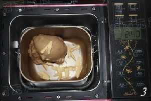 黑糖核桃面包,和面结束,加入黄油粒,再启动一个欧式/柔软面包程度1,用时大约2小时40分钟