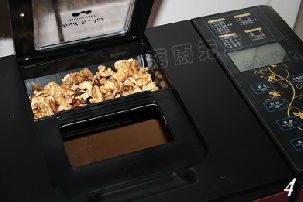 黑糖核桃面包,往投料口放入核桃,好了就这么简单,可以走开等面包出炉了