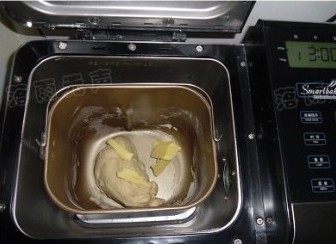 超萌兔子面包,和面结束加入黄油,再启动一个15分钟的和面程序