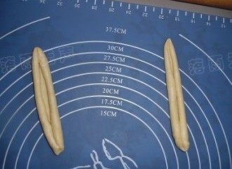 超萌兔子面包,两边往中间卷进就成兔耳了