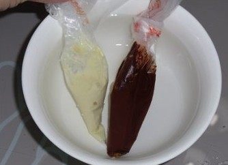 超萌兔子面包,将黑白巧克力币弄碎装入裱花袋装好,口子先不剪开,放在热水里溶化开