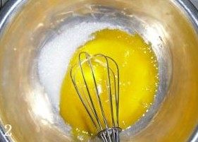 万圣节蛋糕卷,蛋黄中加入35g细砂糖用打蛋器打至起泡，再依次加入<a style='color:red;display:inline-block;' href='/shicai/ 156925'>水</a>、<a style='color:red;display:inline-block;' href='/shicai/ 846'>色拉油</a>、柠檬汁搅拌均匀