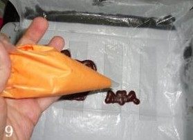 万圣节蛋糕卷,将红、黄食用色素混合成橙色,再取适量面糊拌匀装入裱花袋
