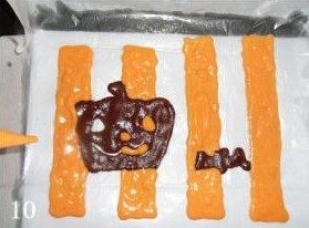 万圣节蛋糕卷,再往烤盘里挤上一层橙色面糊,放入预热好170度的烤箱1.5分钟拿出