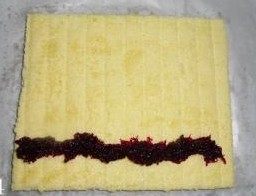 万圣节蛋糕卷,等冷却后倒过来,蛋糕四周剥边,在前端抹一点<a style='color:red;display:inline-block;' href='/shicai/ 2867'>果酱</a>