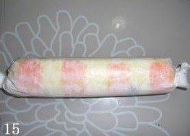 万圣节蛋糕卷,慢慢卷起来,用油纸包好放冰箱冷藏1小时定型