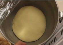 原味甜甜圈,将面团材料都加入搅拌机,速度2搅拌10min即可放置温暖处发至2倍大(约1-1.5小时)