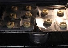 原味甜甜圈,稍微摁扁一些放入温暖处二次发酵至2倍大(约1小时)
