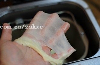 香葱芝士条,后油法揉至扩展阶段,要是做吐司就揉至完全阶段