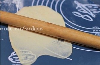 香葱芝士条,取一个面团按扁,擀成椭圆形,翻面后旋转90度,压薄底边
