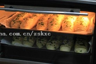 香葱芝士条,放入预热好的烤箱内,180度,上下火,15分钟左右。
