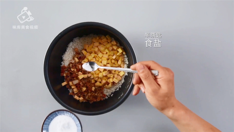 懒人必备的红薯腊肠焖饭,方便又好吃,撒半茶匙食盐