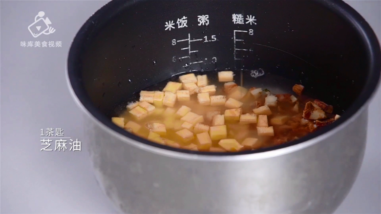 懒人必备的红薯腊肠焖饭,方便又好吃,淋1茶匙<a style='color:red;display:inline-block;' href='/shicai/ 3738'>芝麻油</a>