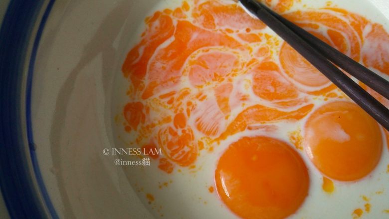 零失误完美【8寸戚风蛋糕】,蛋黄蛋清分开。取一大碗,倒入牛奶和玉米油,搅拌至完全混合乳化后,加入蛋黄搅拌均匀。