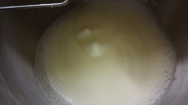 零失误完美【8寸戚风蛋糕】,总共分三次加入细砂糖,最后打发至干性发泡状态。第一次加入三分之一的细砂糖用电动打蛋器打发