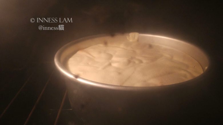 零失误完美【8寸戚风蛋糕】,混合好的蛋糕糊倒入铝制蛋糕模中,轻震几下震出大气泡后放入已预热好的烤箱中。如果烤箱温度不准确,一定要用烤箱温度计。140-150度,烤60分钟