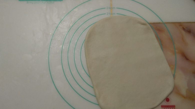 蔓越莓手撕包,取出冷冻的面团,用擀面杖擀开,翻面继续擀开成长方形。