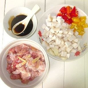 蜂蜜杏鲍鸡丁,<a style='color:red;display:inline-block;' href='/shicai/ 92'>鸡腿</a>去骨,<a style='color:red;display:inline-block;' href='/shicai/ 92'>鸡腿</a>去骨,开片,切成鸡丁,<a style='color:red;display:inline-block;' href='/shicai/ 37'>姜</a>切丝,加入一点<a style='color:red;display:inline-block;' href='/shicai/ 718'>料酒</a>,腌渍10分钟开片,切成鸡丁,<a style='color:red;display:inline-block;' href='/shicai/ 37'>姜</a>切丝,加入一点<a style='color:red;display:inline-block;' href='/shicai/ 718'>料酒</a>,腌渍10分钟;<a style='color:red;display:inline-block;' href='/shicai/ 238'>杏鲍菇</a>和红、黄甜椒切成丁备用;将所有调料除<a style='color:red;display:inline-block;' href='/shicai/ 134333'>黑胡椒</a>外倒进碗里,搅拌均匀备用