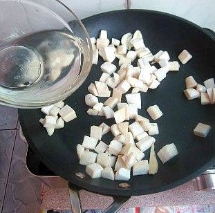 蜂蜜杏鲍鸡丁,平底锅再放入一点点油,下杏鲍菇丁,煸炒2分钟后,慢慢多次倒入少量<a style='color:red;display:inline-block;' href='/shicai/ 156925'><a style='color:red;display:inline-block;' href='/shicai/ 156925'>水</a></a>